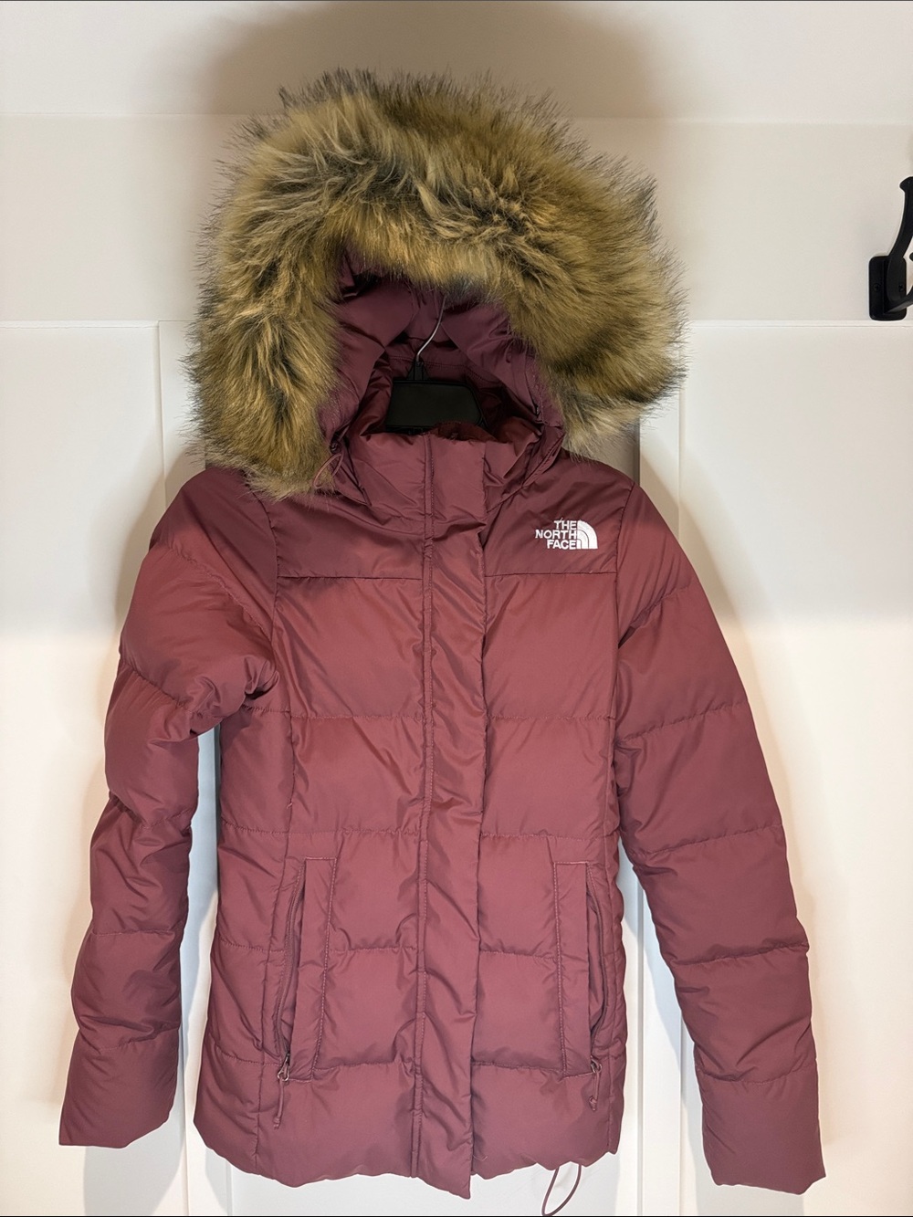 The North Face 550 Rose Mauve Faux-Fur Trim Hooded Puffer Jacket